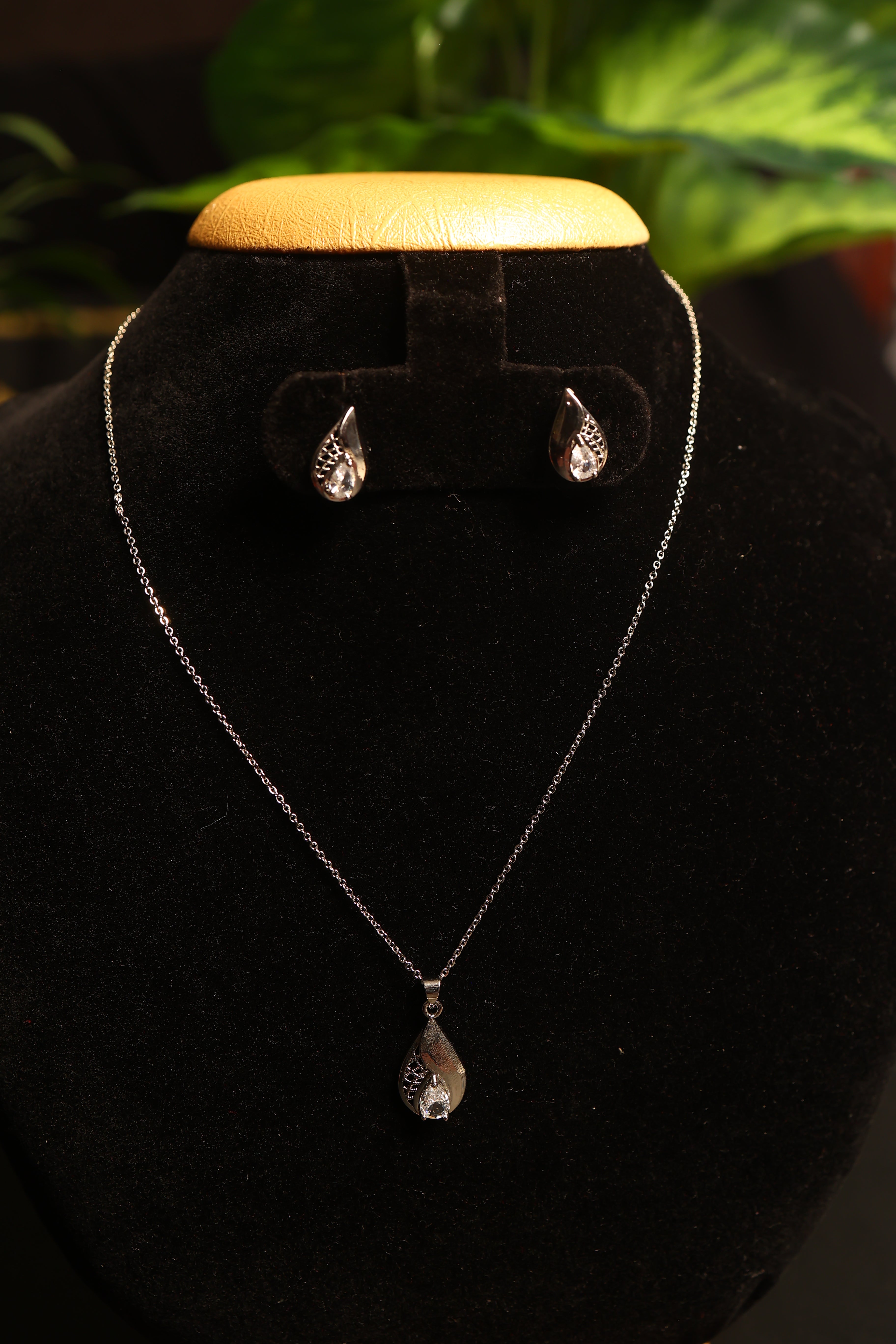 Silver Metal Pearl Pendent Necklace-