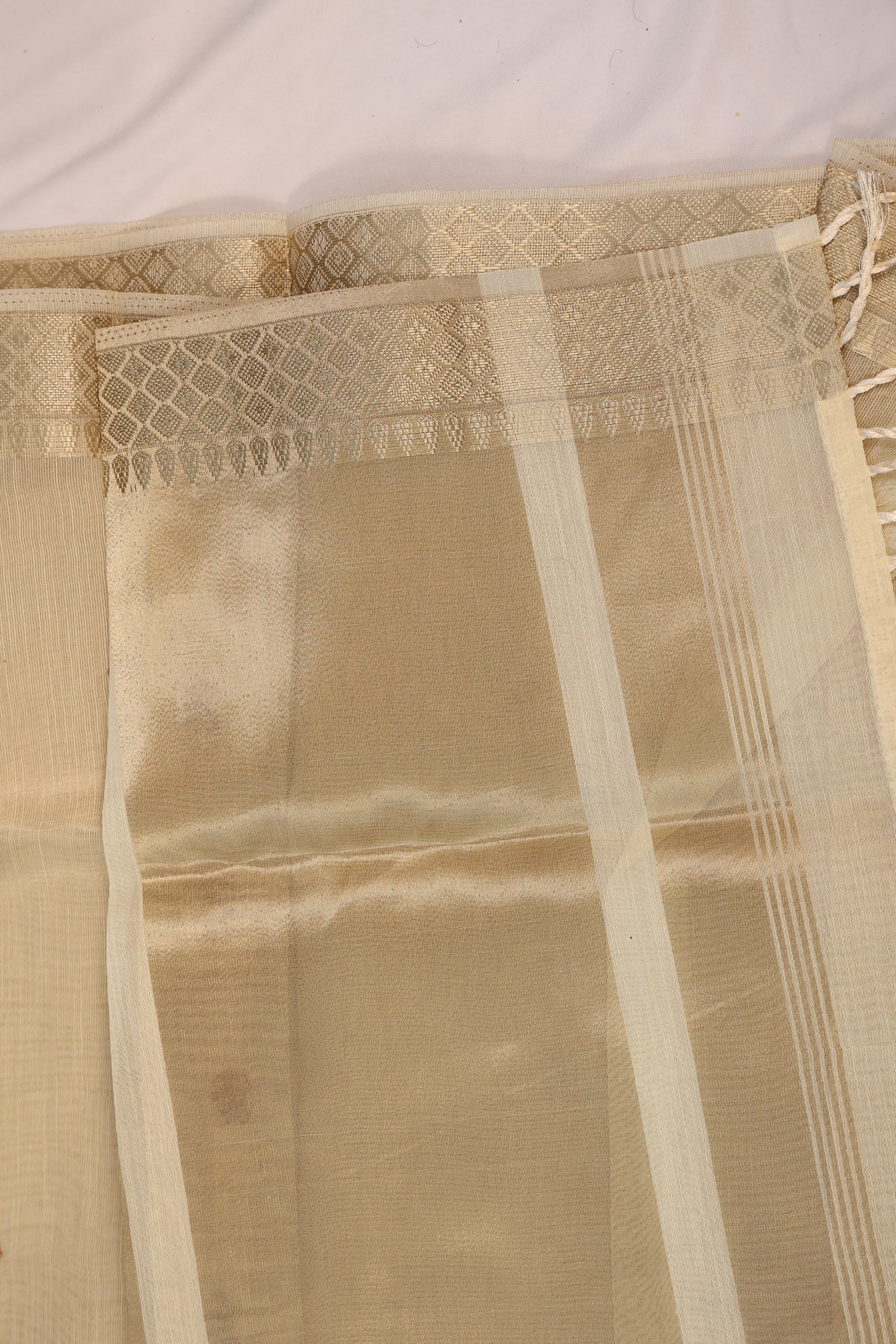 - DHUREE LINEN SAREE.