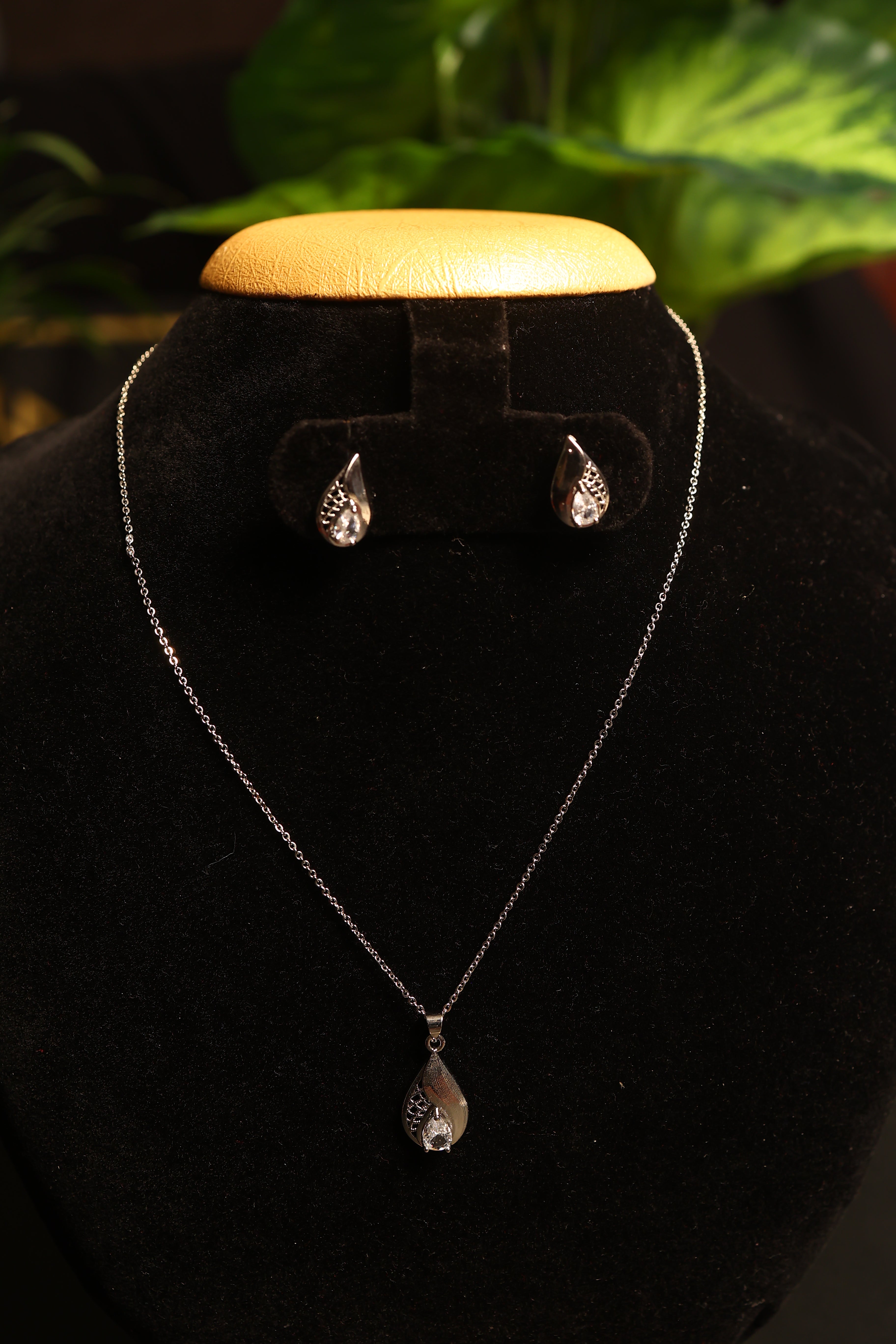 Silver Metal Pearl Pendent Necklace-