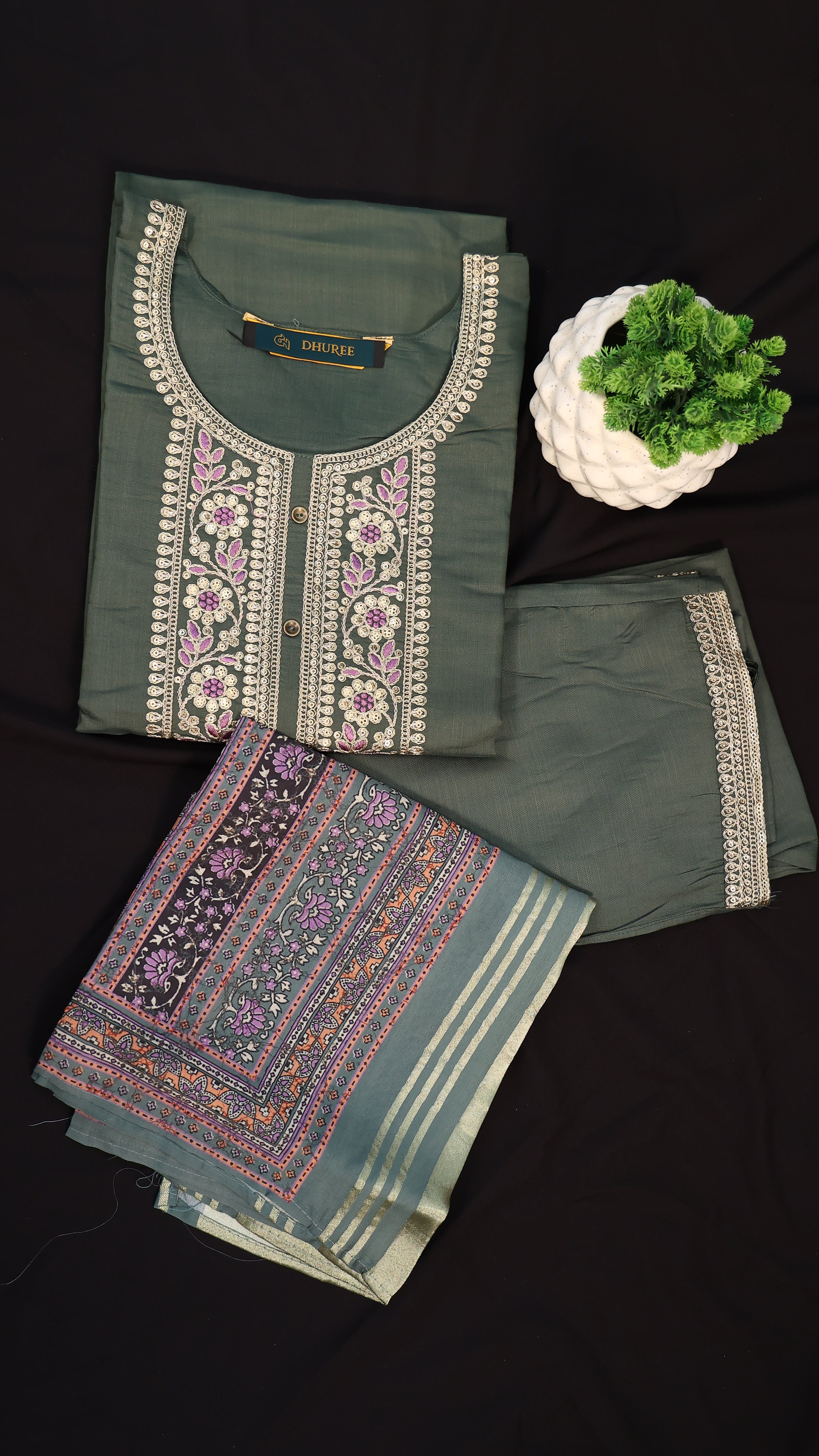 Women's Green Silk Blend Embellished Straight Kurta Set